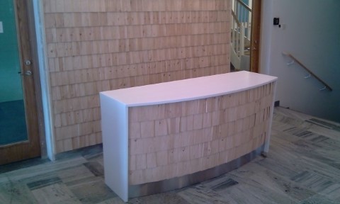 Receptionsdisk med vit komposit och takspån